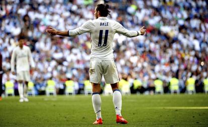 Bale protesta un jugada en el Bernabéu.