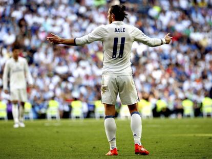Bale protesta un jugada en el Bernabéu.