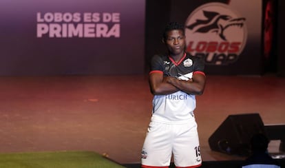Palacios durante la presentación del uniforme de los Lobos BUAP