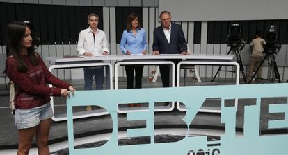 Los moderadores del debate a cuatro que se celebrará el próximo lunes en televisión, los periodistas Ana Blanco (2d), de TVE; Vicente Vallés (2i), de Atresmedia, y Pedro Piqueras (d), de Mediaset.