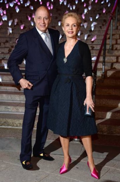 La diseñadora Carolina Herrera junto a su marido.