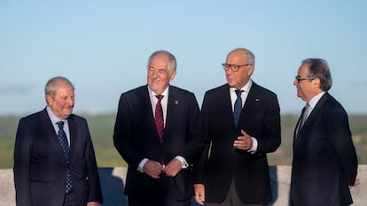 El presidente del Tribunal Constitucional de Italia, Augusto Barbera, el presidente del Consejo Constitucional de Francia, Laurent Fabius, el del Constitucional español, Cándido Conde-Pumpido; el de Portugal, José João Abrantes, este viernes en Madrid.