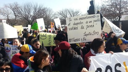 Manifestantes en apoyo a Leopolde L&oacute;pez, frente a la sede de la OEA. 