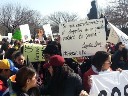 Manifestantes en apoyo a Leopolde L&oacute;pez, frente a la sede de la OEA. 