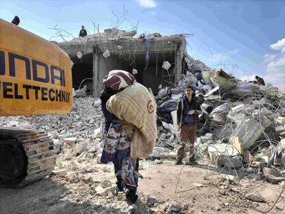 Afectados por el terremoto en la ciudad siria de Jindires, el sábado.