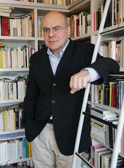 Justo Navarro, autor de 'Hermana muerte' y 'La casa del padre', en su casa de Nerja.