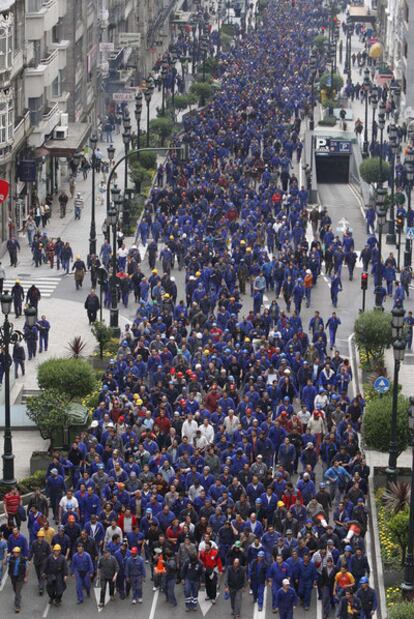 Marcha de trabajadores del naval por las calles de Vigo.