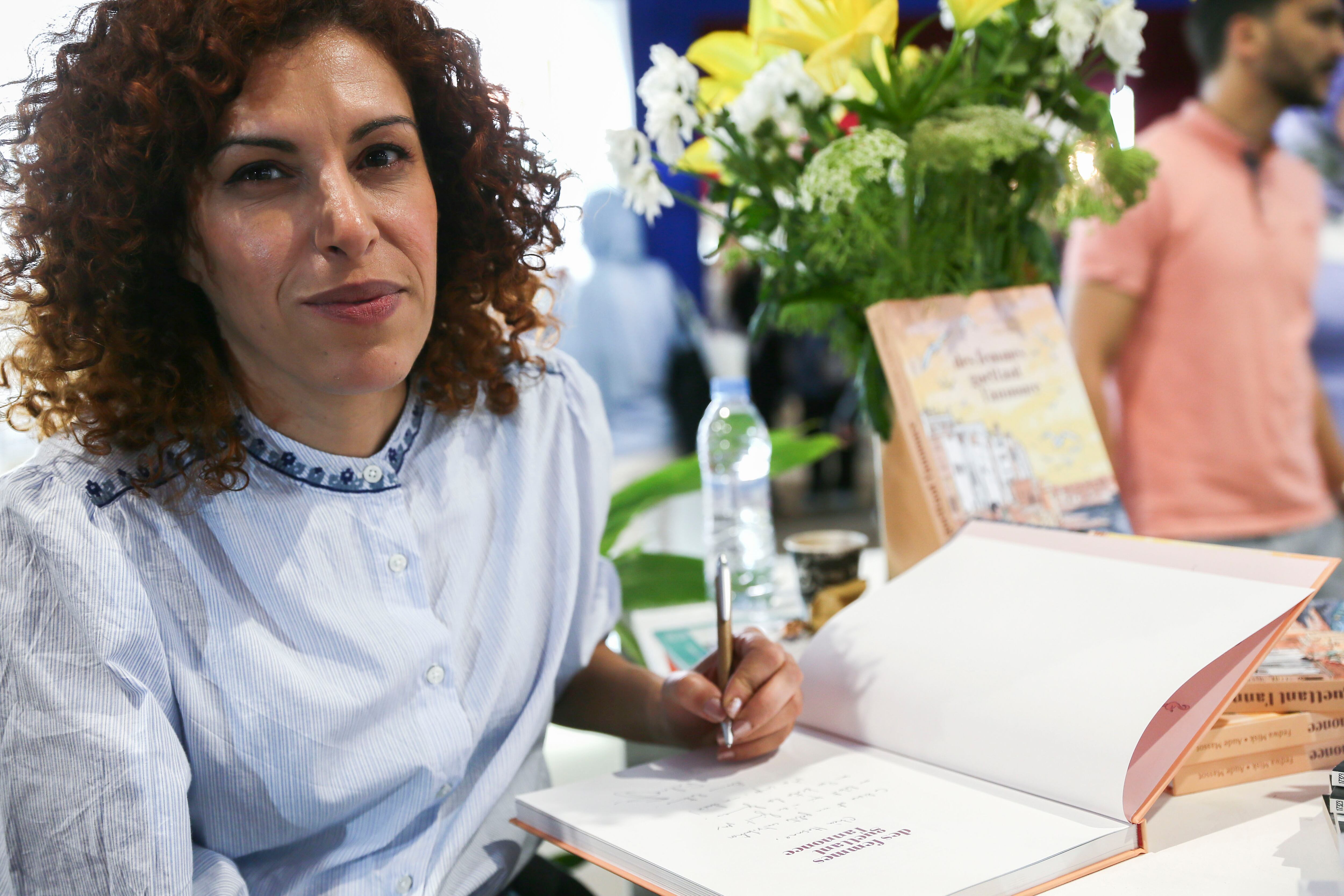Fedwa Misk, guionista del cómic 'Des femmes guettant l'annonce' (Mujeres esperando el anuncio), que trata sobre la interrupción voluntaria del embarazo en Marruecos, el día 14 en el Salón  Internacional de la Edición y el Libro en Rabat.