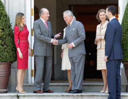 Los Reyes, con Carlos y Camila, en presencia de los Príncipes.