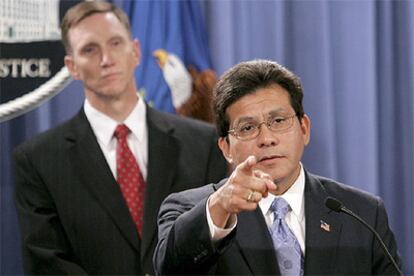 El fiscal general de EE UU, Alberto Gonzales, ayer durante una rueda de prensa en Washington.