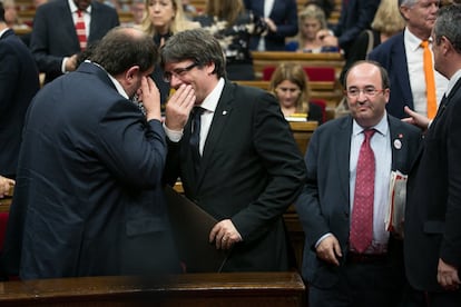 El president Carles Puigdemont junto al vicepresident Oriol Junqueras al finalizar el Pleno del Parlament. 