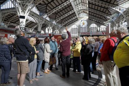 Un grupo de turistas en el Mercado Central de Valencia.