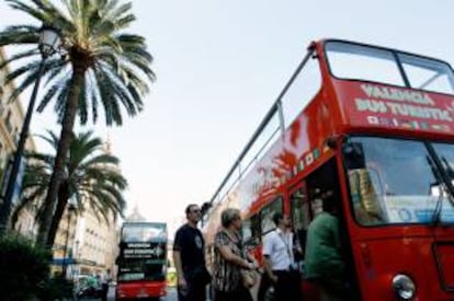 Vista de un autobs turistico, que es el servicio mas utilizado del turista de ocio en Valencia. EFE/Archivo