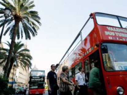 Vista de un autobús turistico, que es el servicio mas utilizado del turista de ocio en Valencia. EFE/Archivo