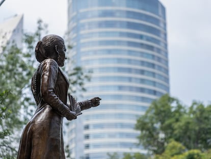 Estatua de Gertrudis Bocanegra en Paseo de la Reforma, Ciudad de México.