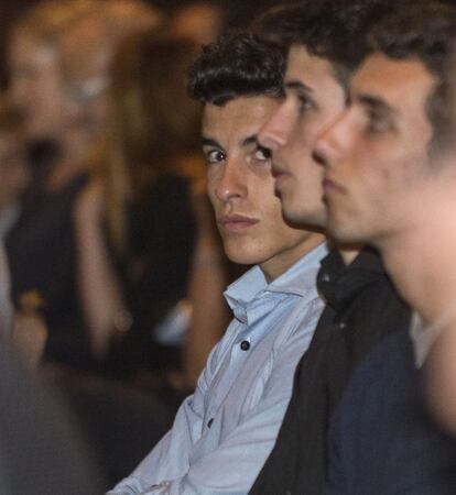 Marc Márquez, junto a su hermano Àlex y Alex Rins, en el funeral del piloto mallorquín Luis Salom, fallecido el pasado viernes.