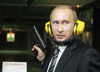 Vladimir Putin en 2006 con una pistola en una galería de tiro, en la sede de la nueva agencia de inteligencia militar en Moscú.