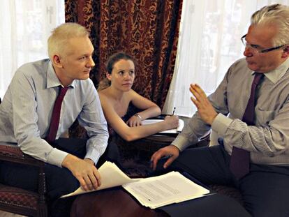 Julian Assange talks to his lawyer, Spanish judge Baltasar Garz&oacute;n, in the Ecuadorian Embassy in London on Sunday.