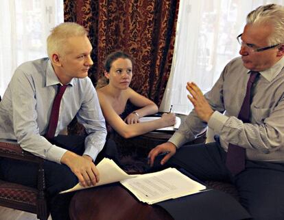 Julian Assange talks to his lawyer, Spanish judge Baltasar Garz&oacute;n, in the Ecuadorian Embassy in London on Sunday.