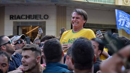 Bolsonaro gesticula tras recibir una puñalada este jueves en Juiz de Fora.