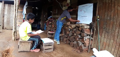 Un niño toma clases con el maestro Edvin Mó en Guatemala. 