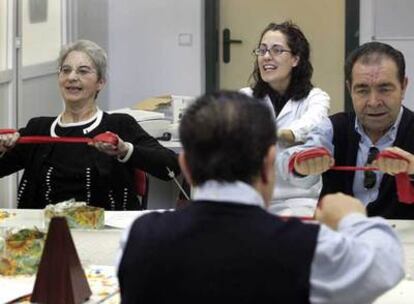 Enfermos de Parkinson participan en sesiones de rehabilitación en la sede de la Asociación de Parkinson de Madrid.