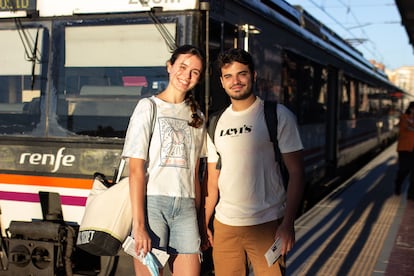 Alexis Sáez y Carlos Frutos, de 21 y 26 años, esperan en el andén de Valladolid poco antes de las 7.45, cuando partirá el tren playero que conecta la ciudad, demás de otros 11 pueblos vallisoletanos, palentinos y cántabros, con la capital santanderina. El ferrocarril lleva casi 30 años cubriendo esta función y los fines de semana de cada verano propicia jornadas en el mar por 40 euros cada billete y sin tener que recurrir al coche, motivo principal para buena parte de los usuarios.