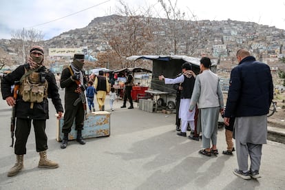 Milicianos talibanes en un control de seguridad en Kabul, Afganistán, uno de los países donde actúa el ISIS-K, el 20 de marzo de 2024.