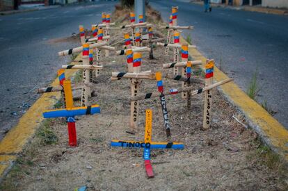 Cruces en memoria de los fallecidos durante las protestas en el Estado de Táchira (Venezuela).