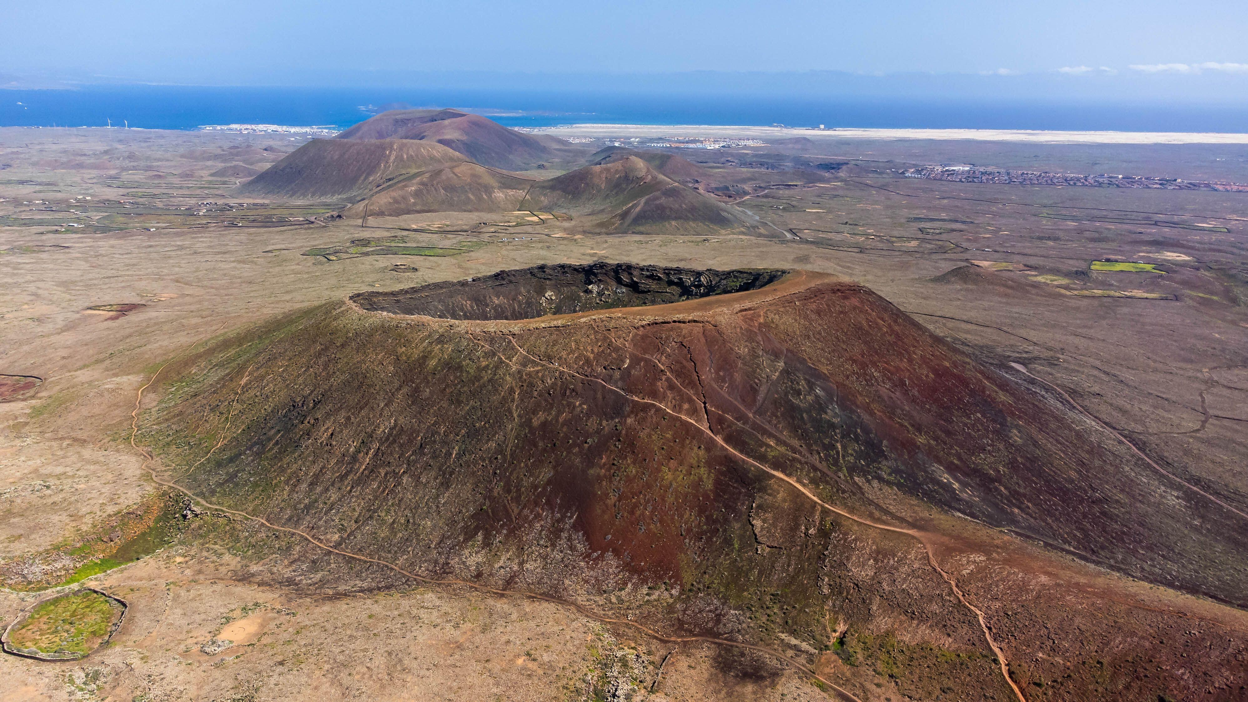 Vista aérea del Calderón Hondo, uno de los siete volcanes que salpican el malpaís de Bayuyo.