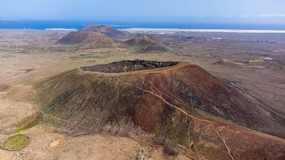 Vista aérea del Calderón Hondo, uno de los siete volcanes que salpican el malpaís de Bayuyo.
