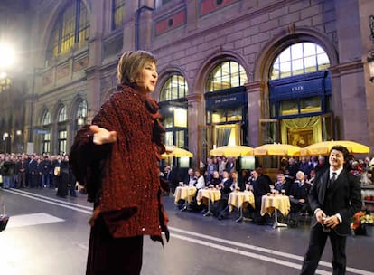 Estrellas de la ópera se han mezclado con los viajeros en la Estación Central de Zurich (Suiza) el pasado martes por la noche para ver una representación excepcional. Una adaptación de La Traviata, de Verdi, ambientada en la actualidad. Así, la Ópera de Zurich, acusada a menudo de elitista, trata de acercarse al gran público.