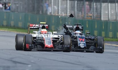 El McLaren de Fernando Alonso alcanza el Haas de Esteban Gutiérrez después de que el mexicano frenara bruscamente durante el Gran Premio de Australia, la primera carrera del Mundial de Fórmula 1.