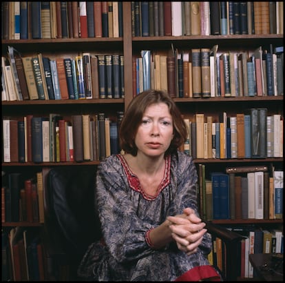 "Durante medio siglo, Didion fue la gran diagnosticadora del desorden estadounidense en ensayos de una cadencia fuerte e inconfundible, agitada por las inundaciones y el fuego", escriben sobre ella en el obituario de The New York Times. Más allá de su relato sobre el duelo, fue una cronista excepcional. "Si los medios digitales están hoy llenos de artículos ensayísticos que entran y salen sin mucho protocolo de la primera persona es porque sus autores se han dado un hartón de leer el Álbum blanco y Arrastrarse hacia Belén en sus años formativos –esos libros siempre son más citados y referenciados que otros igualmente rupturistas de Joan Didion como Salvador –", escribió Begoña Gómez Urzaiz sobre la autora. Joan Didion también sabe lo cotizadas que están este tipo de historias. Sobre ese Nuevo Periodismo del que formó parte, una anécdota lo resume todo. Como cuando en Arrastrarse hacia Belén escribió sobre una niña de cinco años puesta hasta arriba de ácido. "¿Cómo te sentiste cuando viste algo así?", le preguntó hace unos años su sobrino, el actor Griffin Dunne, en el documental El centro cederá, disponible en Netflix, esperando posiblemente una respuesta conmocionada y compungida frente al estupor de esa estampa. "No lo negaré, era oro. Cuando estás escribiendo un artículo, das tu vida por un momento así".