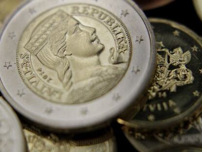 En la imagen, varias monedas de euro. 