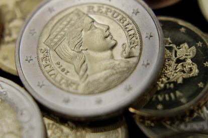 En la imagen, varias monedas de euro. 