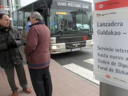 Cartel que anunciaba la suspensión del servicio de lanzadera en la parada de Etxebarri.