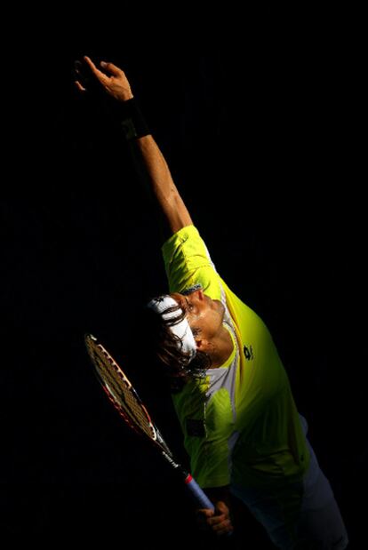 Ferrer saca en el partido de octavos que ganó al canadiense Raonic.