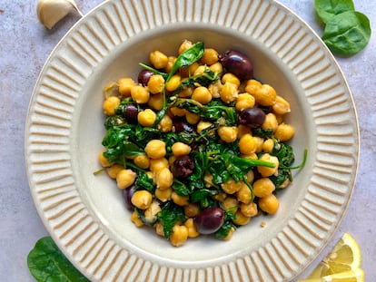 Receta de garbanzos salteados con espinacas, limón y aceitunas