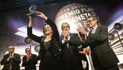 Clara Sánchez levanta el trofeo del premio Planeta, ayer en Barcelona, mientras aplauden (de izquierda a derecha) Pere Gimferrer, Alberto Blecua, José Manuel Lara y Artur Mas.