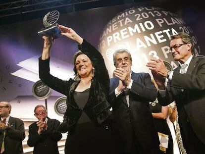 Clara S&aacute;nchez levanta el trofeo del premio Planeta, ayer en Barcelona, mientras aplauden (de izquierda a derecha) Pere Gimferrer, Alberto Blecua, Jos&eacute; Manuel Lara y Artur Mas.