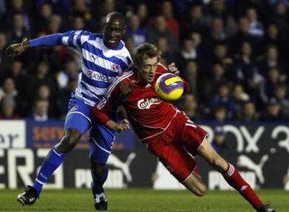 Crouch, delantero del Liverpool, recibe una carga del defensa del Reading Sonko.