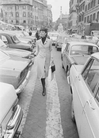 Los paparazzi solían cazar a la actriz paseando con su elegancia eterna por las calles de la ciudad. Aquí, volviendo de hacer unas compras e intentando encontrar su coche un parking de Roma, en 1971.