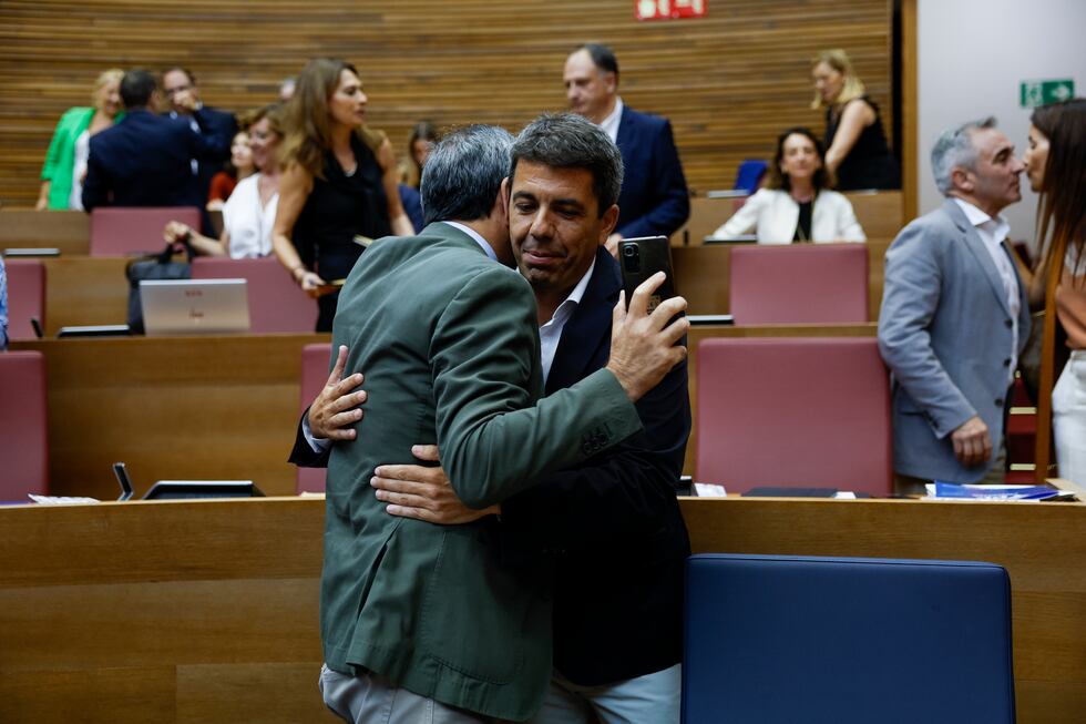 El presidente de la Generalitat valenciana, Carlos Mazón, saluda al vicepresidente, Vicente Barrera, este jueves durante el pleno de Les Corts Valencianes.