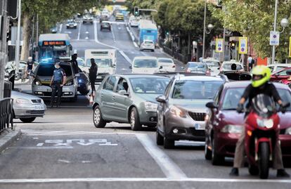 Agentes de la Policía Municipal realizan controles de movilidad en el distrito de Puente de Vallecas este miércoles.