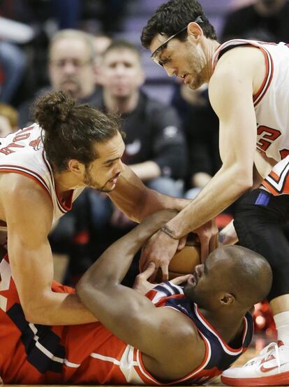 Okafor, de los Wizards, protege el balón ante Noah y Hinrich, de Chicago.