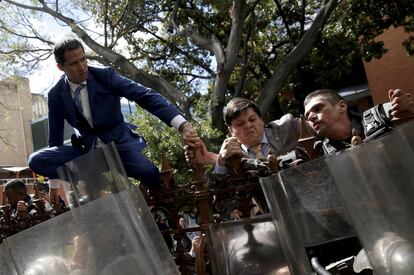 Juan Guidó intenta sortear cerco de la policía venezolana para entrar en la sde de Asamblea Nacional en Caracas en enero pasado.
