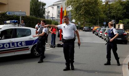 Varios policías, este jueves en Trappes después de que un hombre matase a dos personas en un ataque con cuchillo.