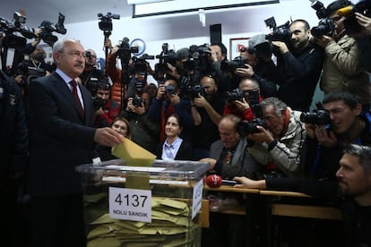 El líder del partido CHP, Kemal Kilicdaroglu, ejerce su derecho al voto en Ankara (Turquía).