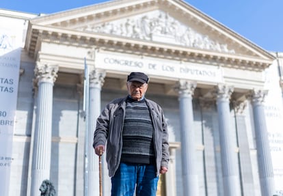 Joan Busquets, el ultimo maqui vivo, delante del Congreso de los Diputados de Madrid, donde acudi a reivindicar una indemnizacin el 19 de noviembre de 2024.